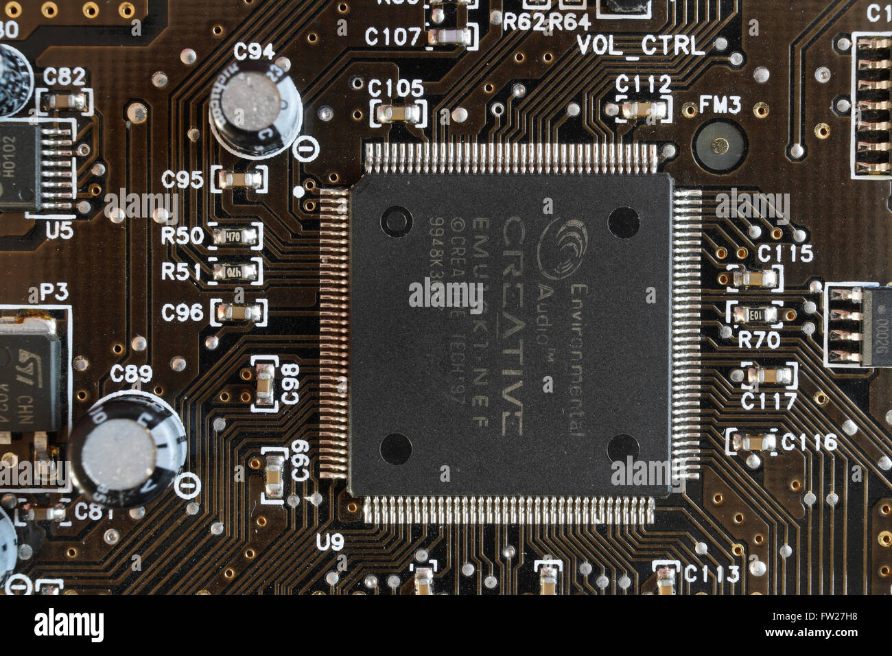 Gros plan du circuit intégré sur le composant informatique de carte son de la technologie d'assemblage de carte de circuit imprimé Banque D'Images