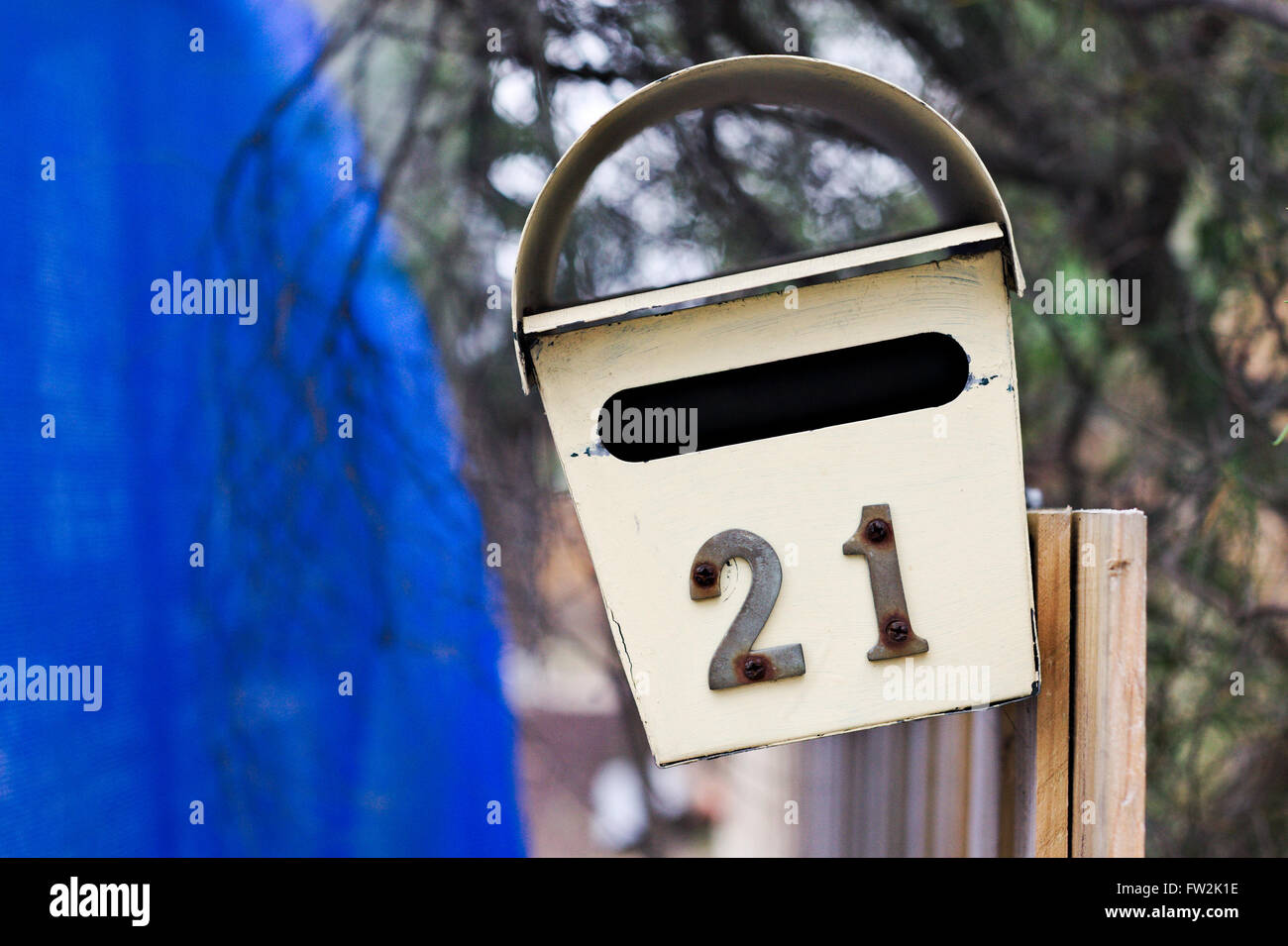 Ancien numéro 21 lettre fort cloué sur une clôture. Banque D'Images