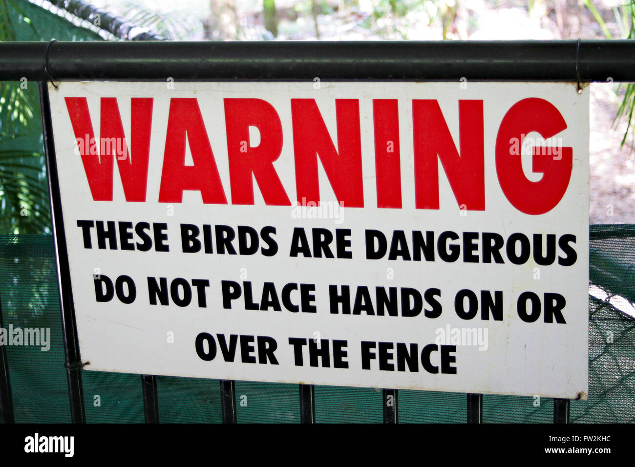 Panneau d'avertissement rouge et blanc sur la clôture pour oiseaux casoar australienne dangereuses. Banque D'Images