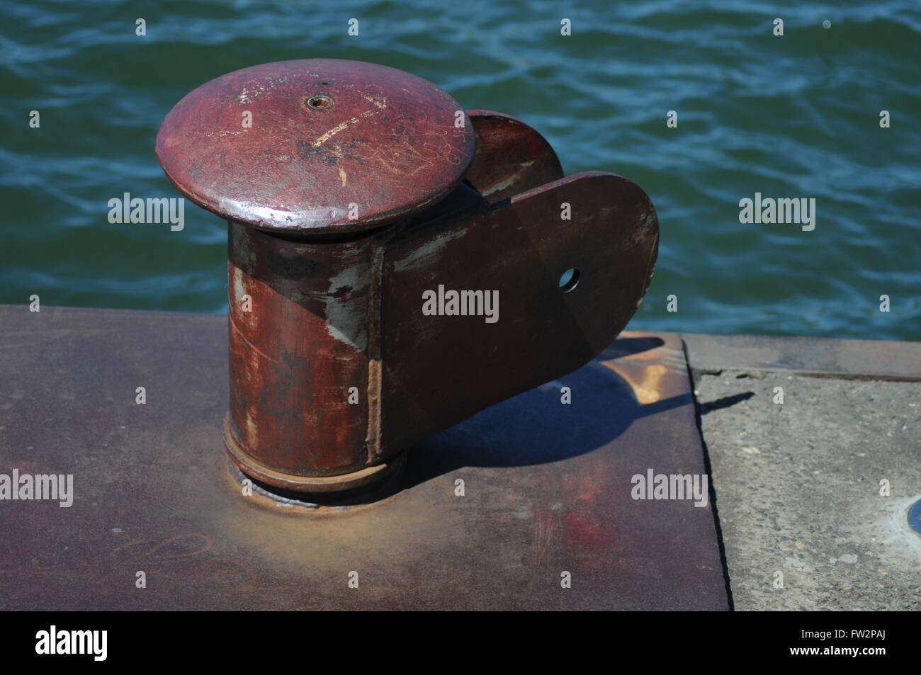 Bollard sur le fleuve de l'avant Banque D'Images