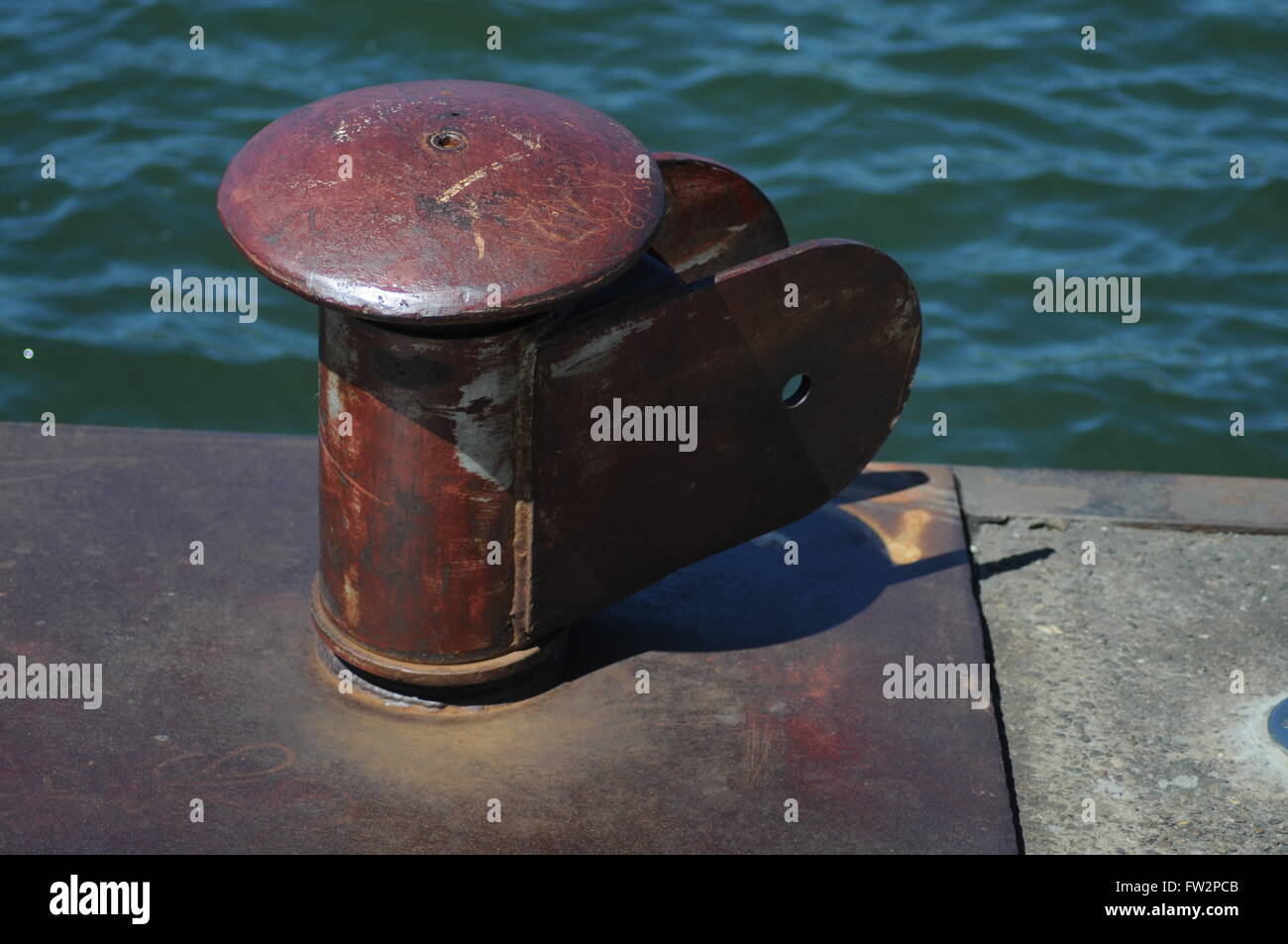 Bollard sur le fleuve de l'avant Banque D'Images