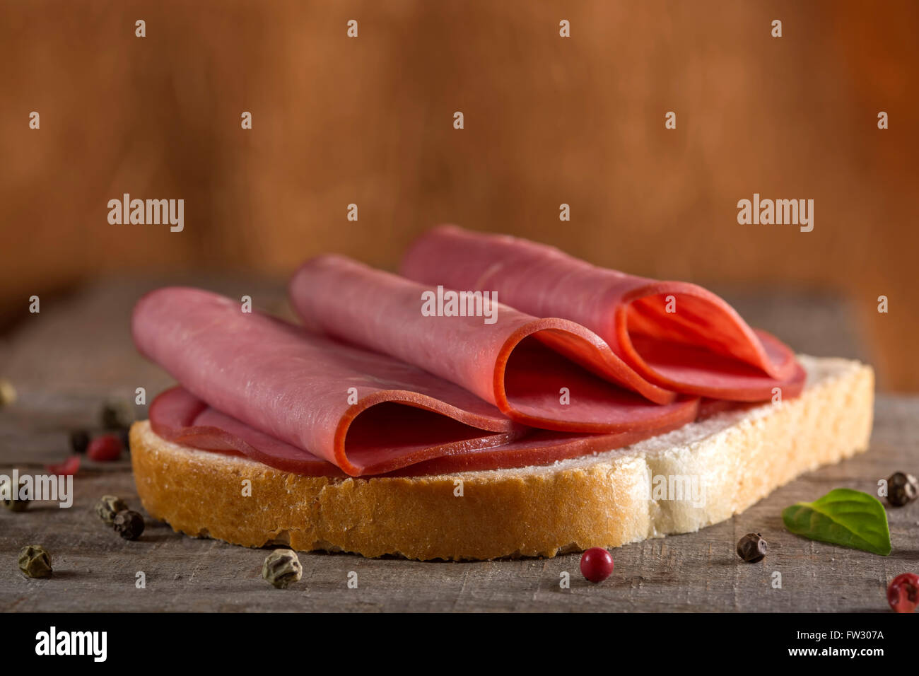 Sandwich au bœuf. Pastrami de boeuf, émincé sur pain de blé entier frais Banque D'Images