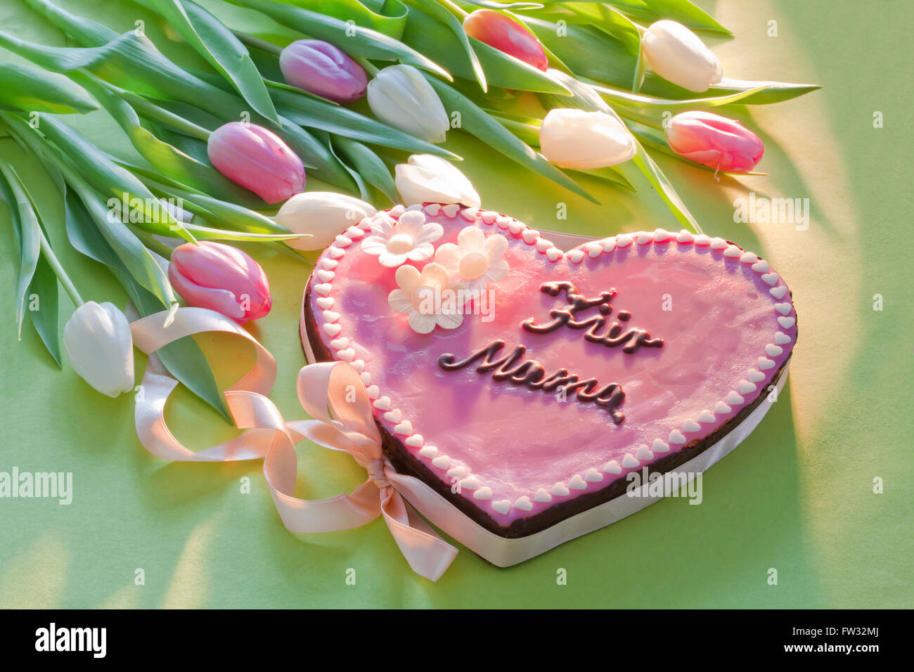 Gateau Rose Avec Lettrage Qui Dit Fur Mama Pour Maman Pour La Fete Des Meres Avec Des Fleurs Photo Stock Alamy