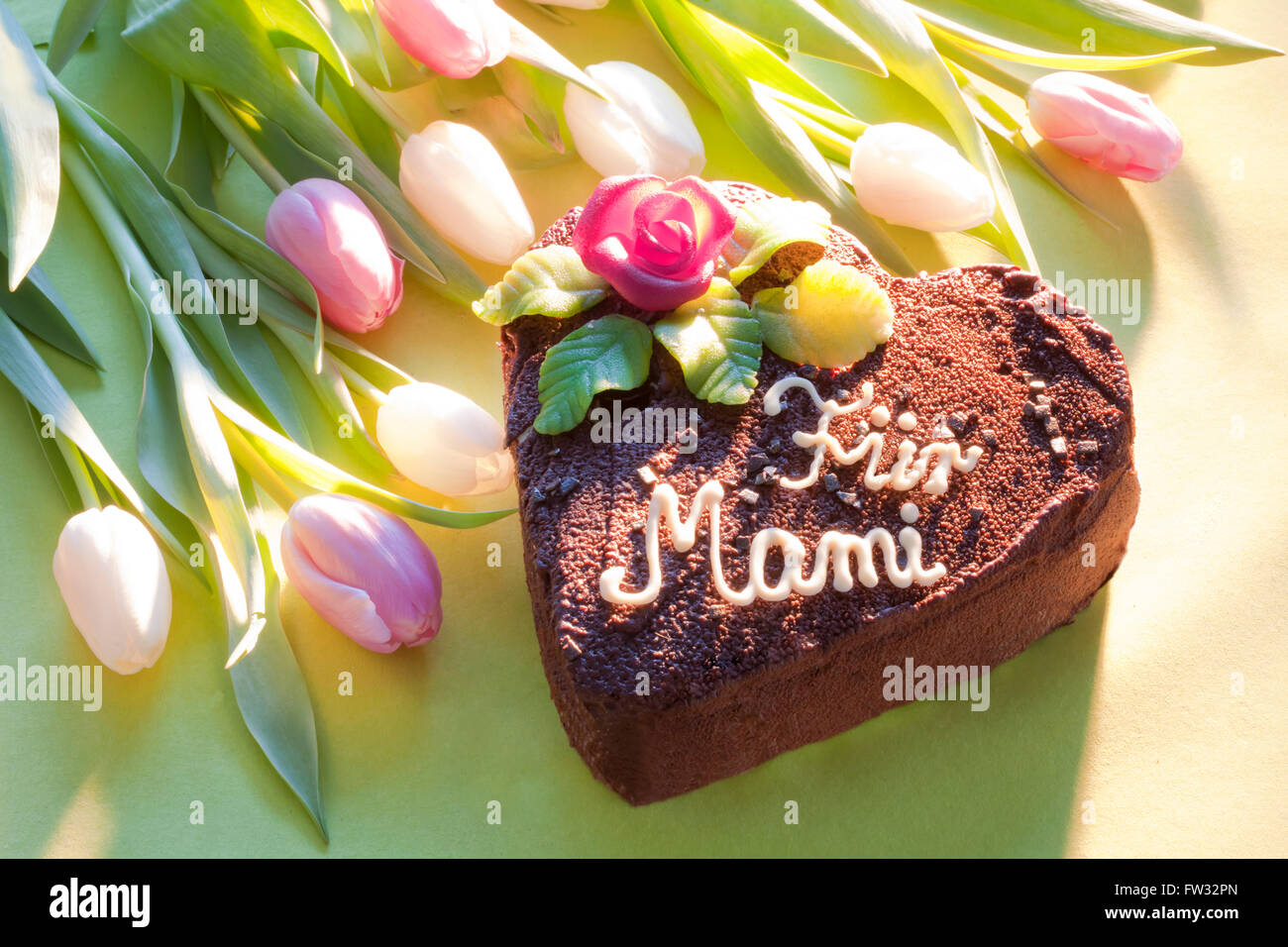 Gateau Au Chocolat Avec Lettrage Qui Dit Fur Mami Pour Maman Pour La Fete Des Meres Avec Des Fleurs Photo Stock Alamy Gateau Au Chocolat Avec Lettrage Qui Dit Fur Mami Pour Maman Pour La Fete Des Meres Avec Des Fleurs Photo Stock Alamy