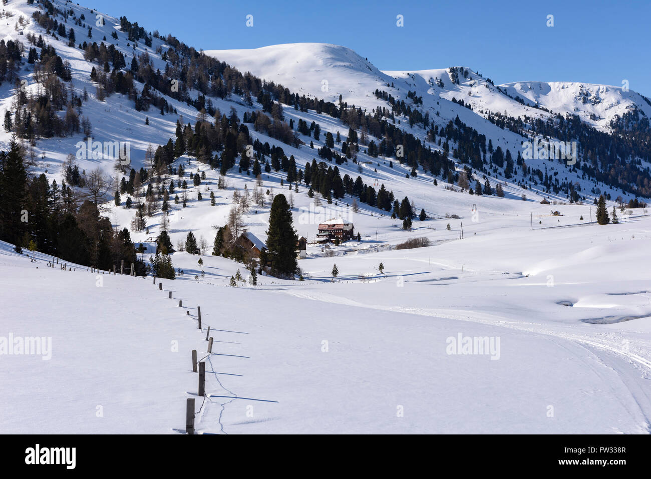 Paysage d'hiver avec le Dr Josef-Mehrl-Hütte hut, Schönfeld im Lungau, Autriche Banque D'Images