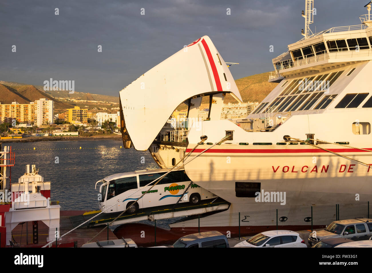 Conduite d'autobus hors de l ferry Volcán de Taburiente, Ferry port Los Cristianos, Tenerife, Canaries, Espagne Banque D'Images