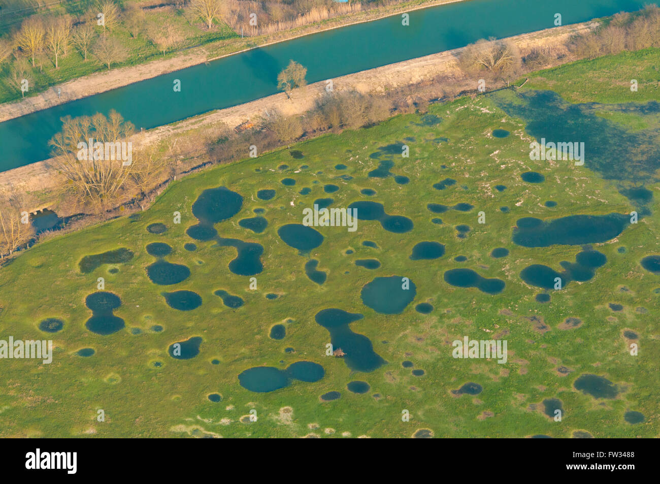 Meuse (55), Samogneux, crateres d'obus de la première guerre mondiale sur les berges de la Meuse (vue aerienne) // France, Meu Banque D'Images