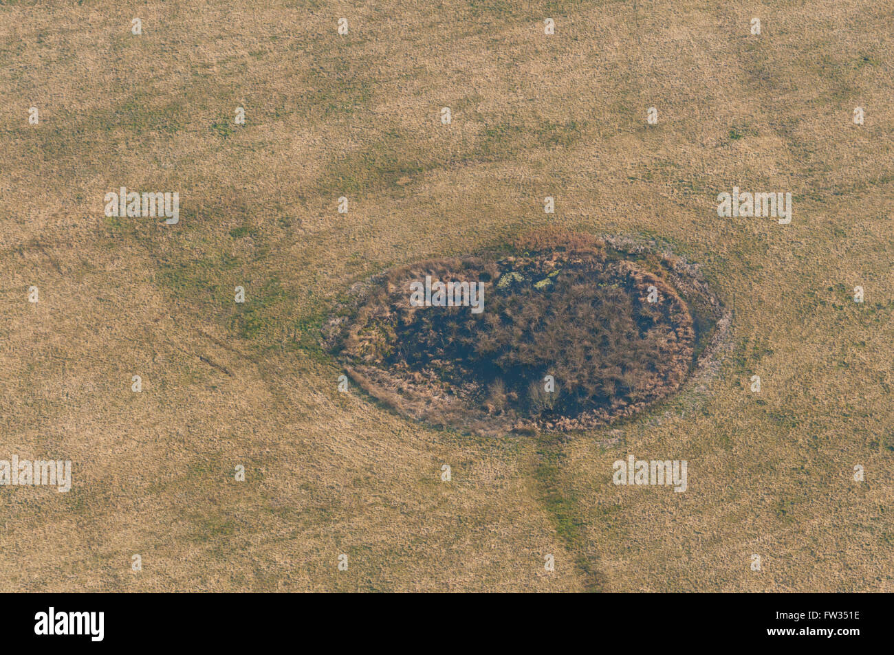 Meuse (55), Hénin-beaumont, reste de cratère d'obus de la première guerre mondial dans un champs (vue aerienne) // France, Meuse (55) Banque D'Images