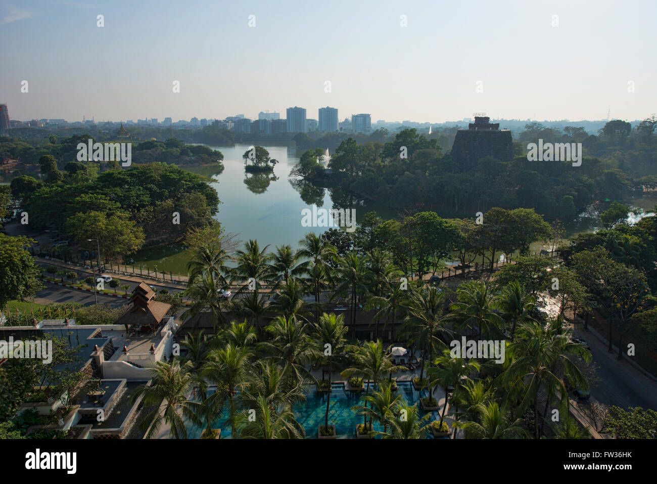 Vue sur le Lac Kandawgyi à Yangon, Myanmar Banque D'Images