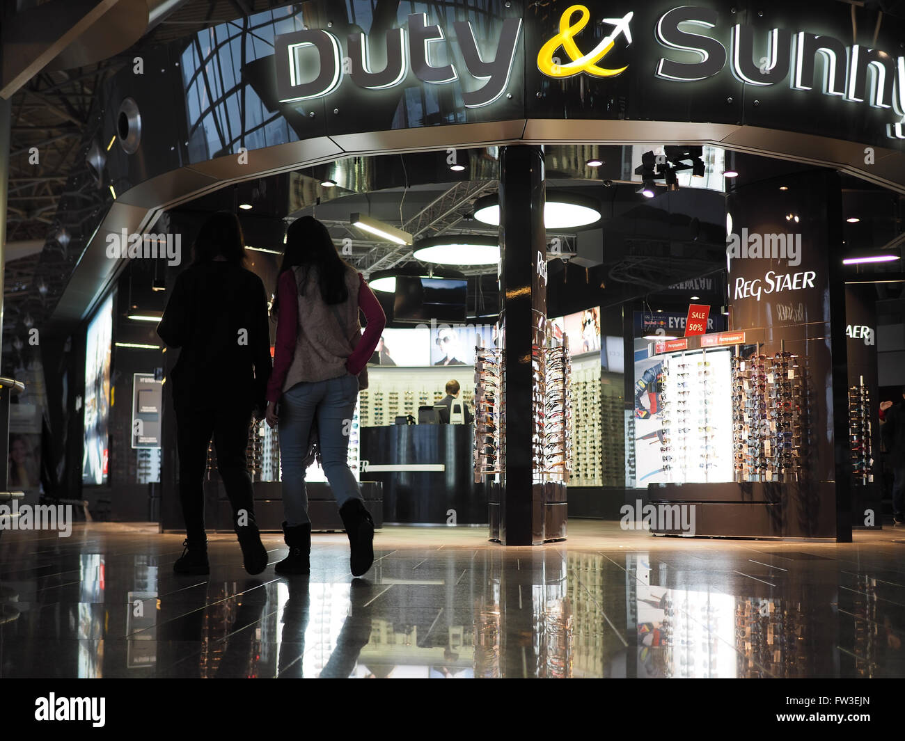 Moscou, Russie - le 28 janvier 2016 : Devoir&Sunny Boutique hors taxes à l'aéroport de Vnukovo par RegStaer Banque D'Images