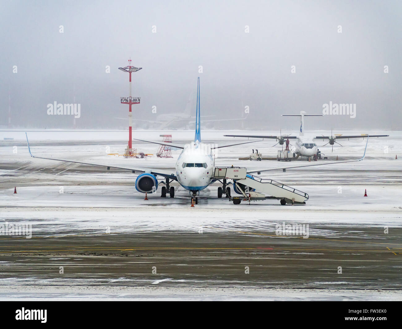 L'aéroport de vnoukovo (VKO), Moscou, Russie - le 28 janvier 2016 : les avions stationnés sur l'aérodrome Banque D'Images