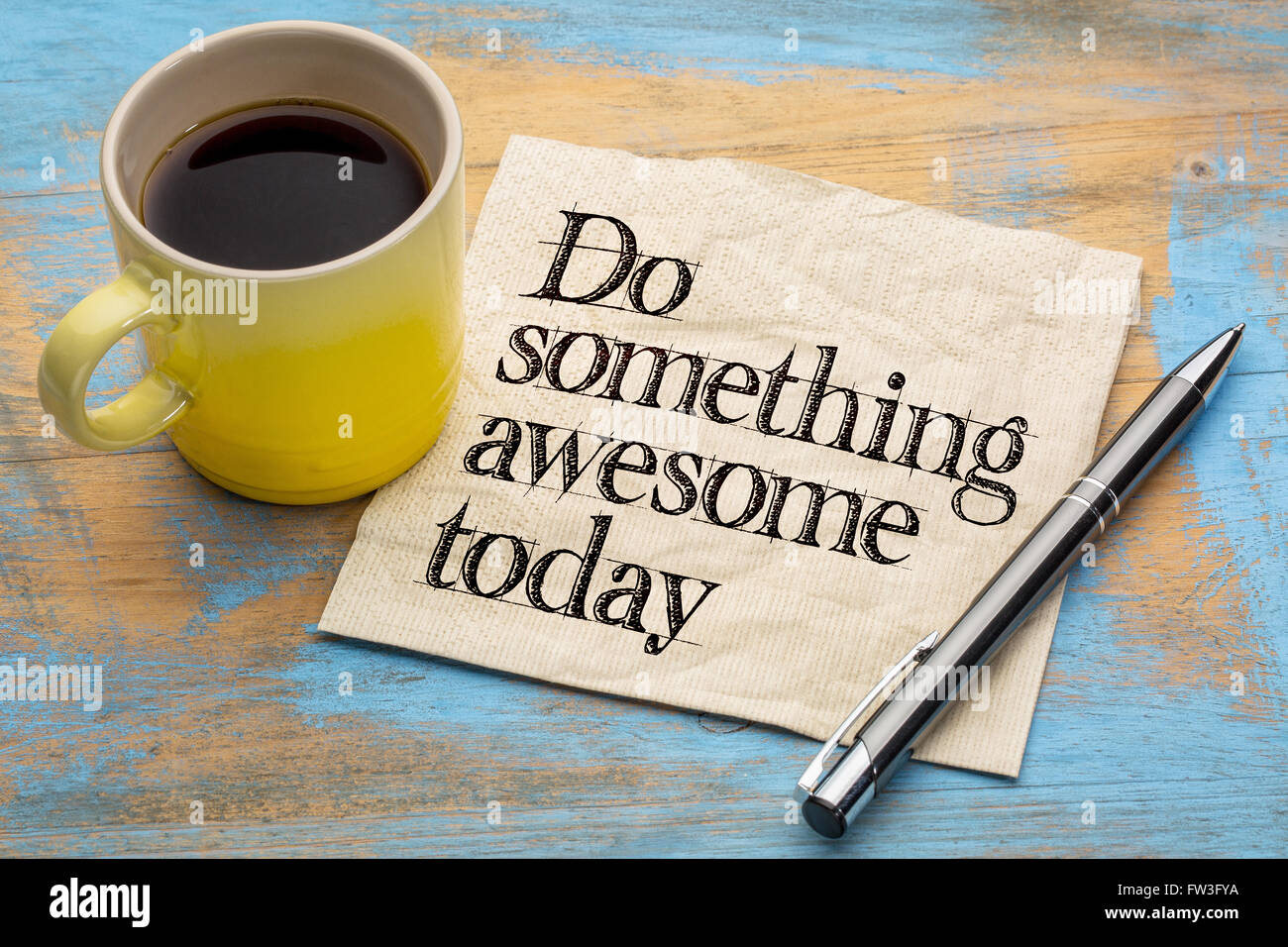 Faire quelque chose de génial aujourd'hui - des conseils ou de rappel - main sur une serviette avec une tasse de café Banque D'Images
