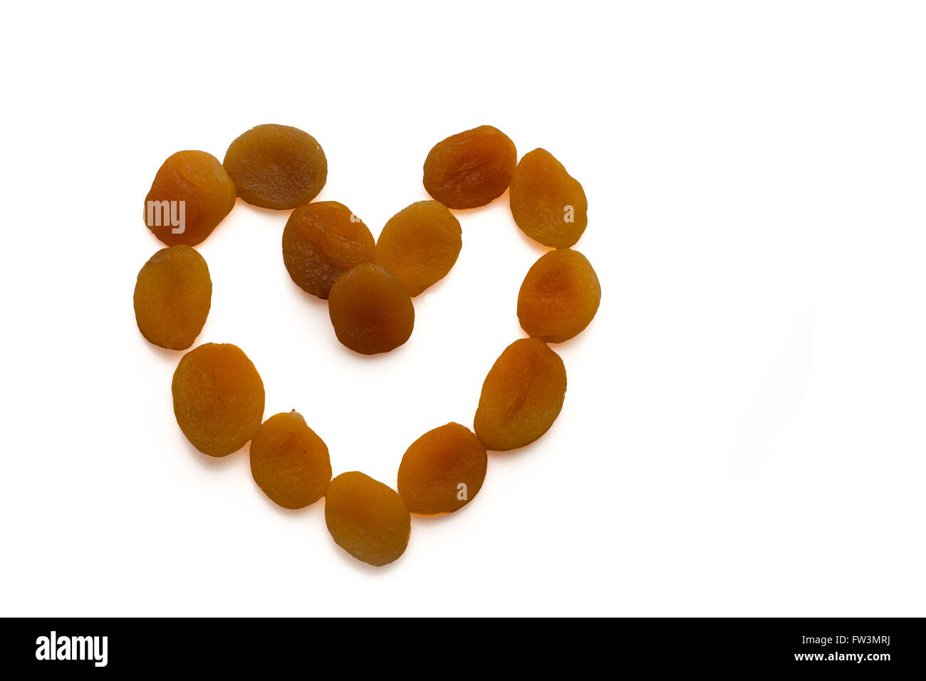Les abricots de contour de forme coeur sur fond blanc Banque D'Images