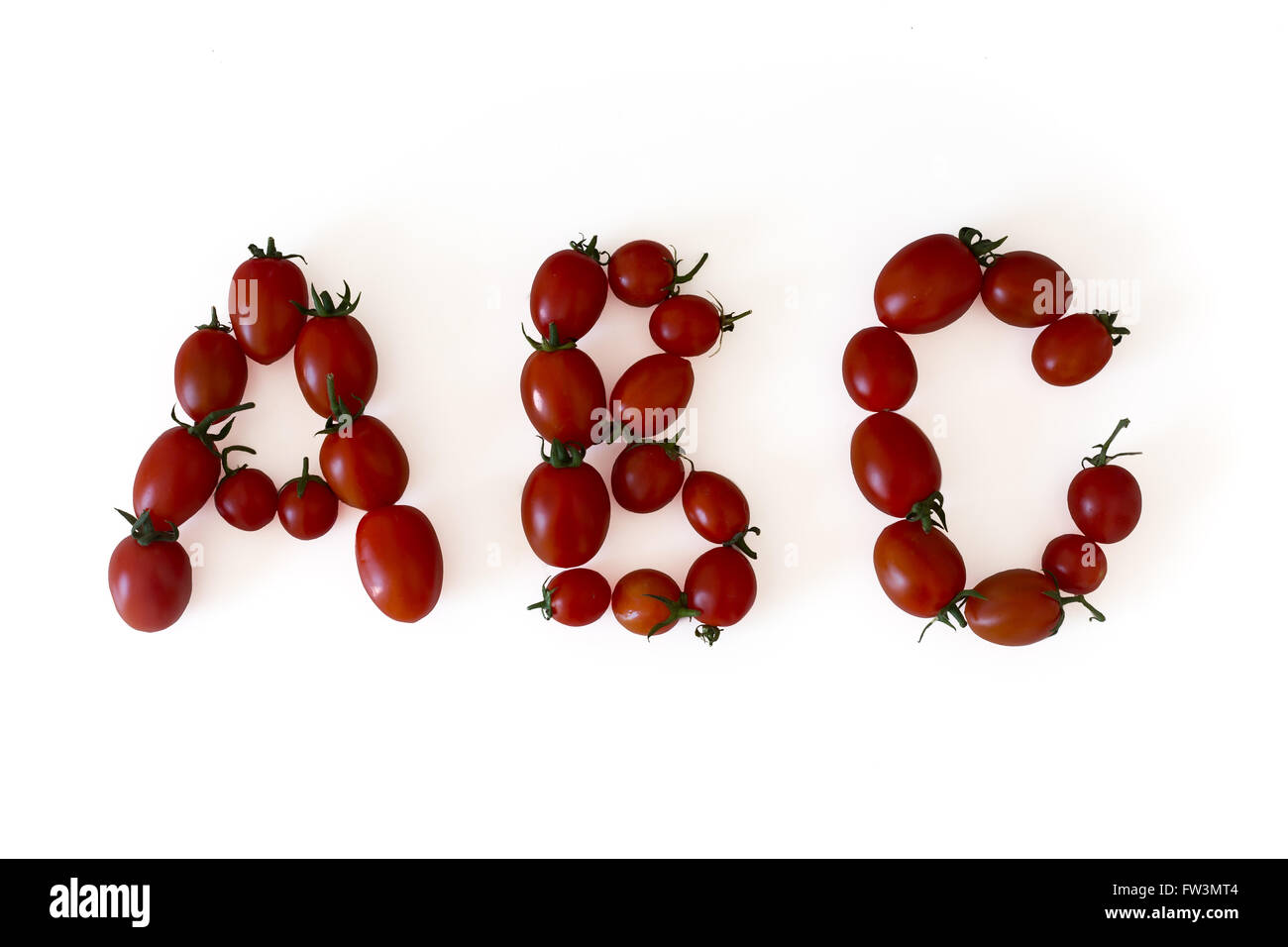 ABC lettres décrites avec de petites tomates cerises Banque D'Images