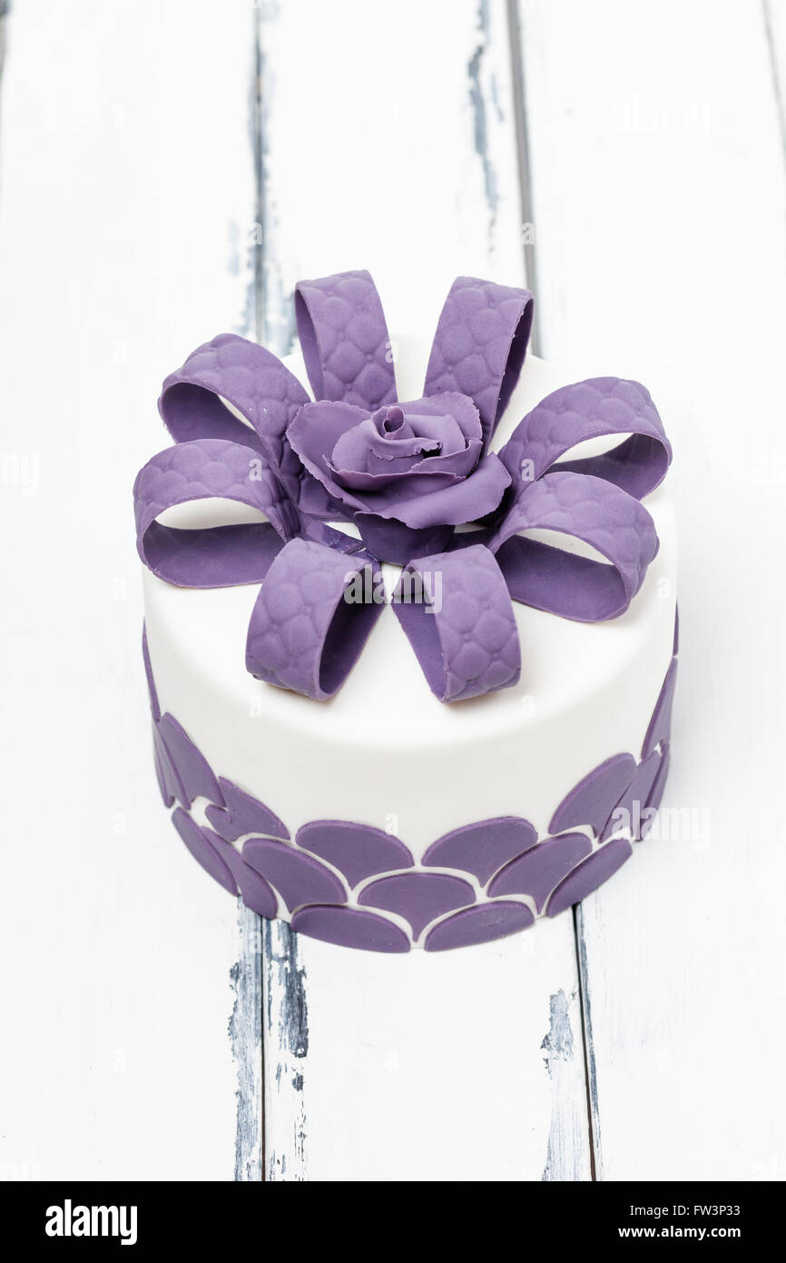 Gâteau décoré de lilas sur fond vintage Banque D'Images