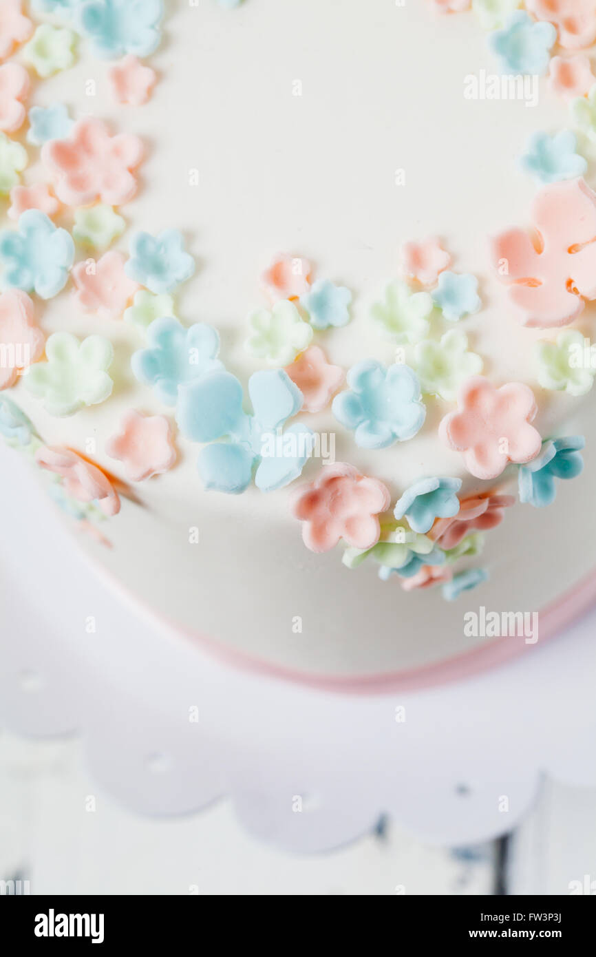 Détail d'un gâteau d'anniversaire décoré passé suger Banque D'Images