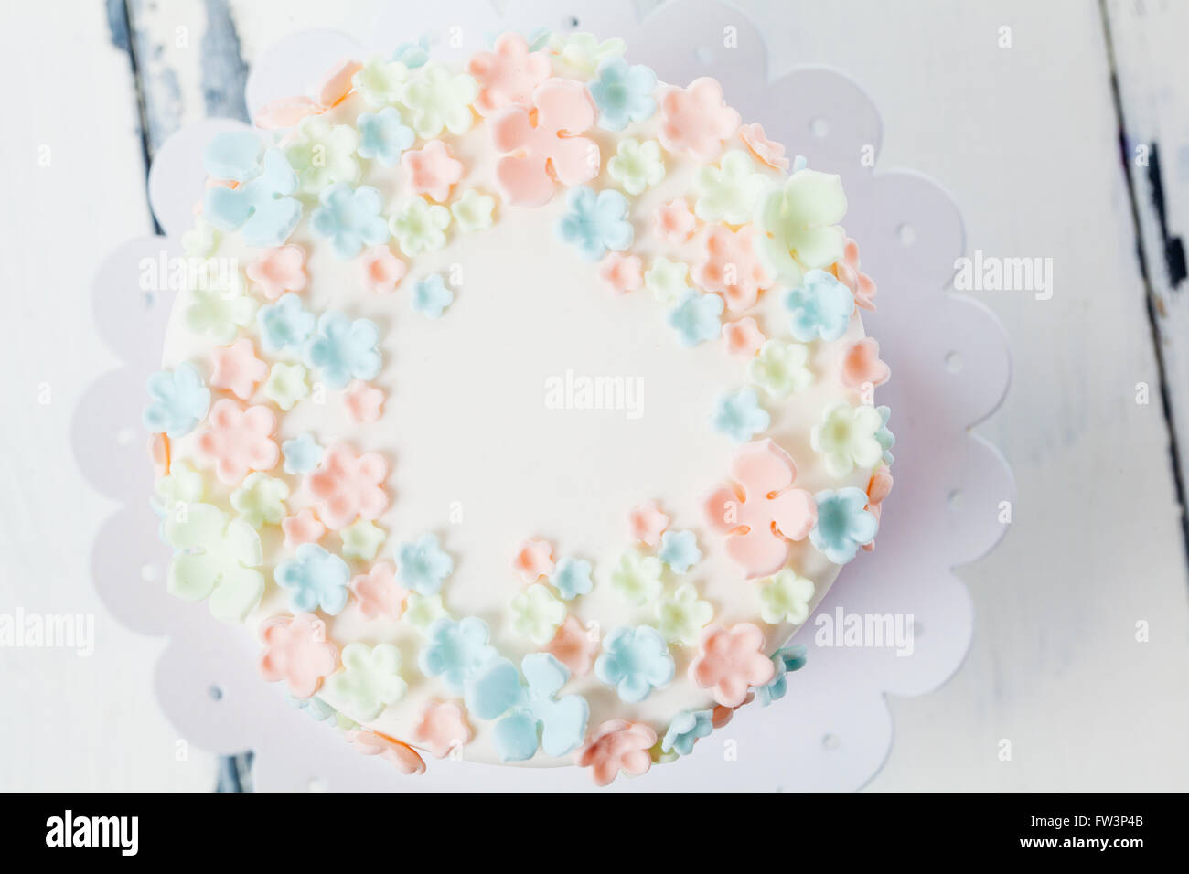 Gâteau avec de minuscules fleurs de couleur pastel Banque D'Images