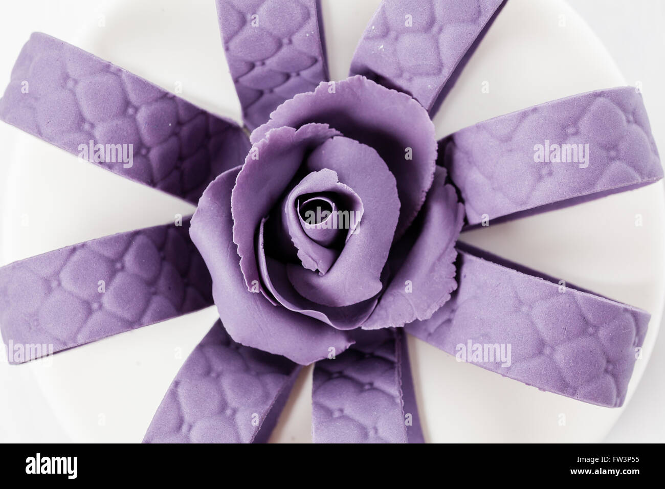 Close up joli gâteau décoré avec une rose lilas Banque D'Images