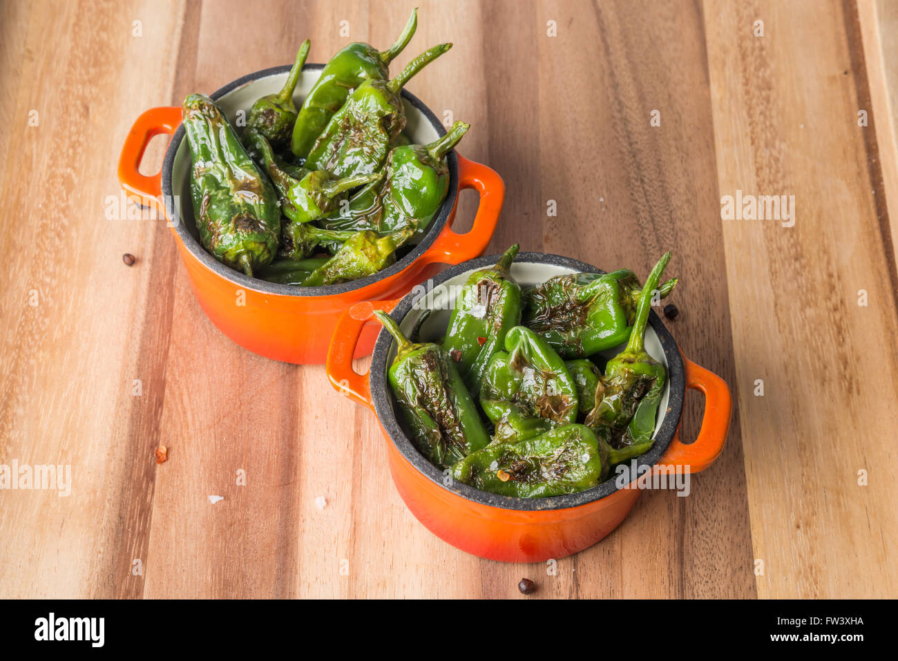 Poivrons grillés padron avec sel et poivre dans de petits pots en fonte  Photo Stock - Alamy