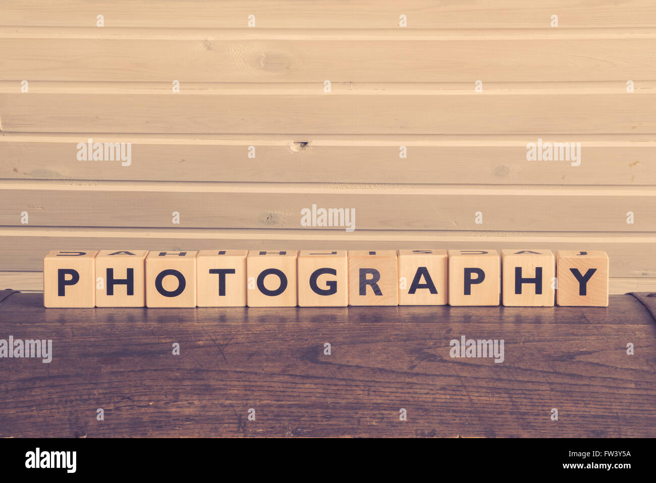 Mot de photographie sur les cubes en bois avec ton rétro Photo Stock - Alamy