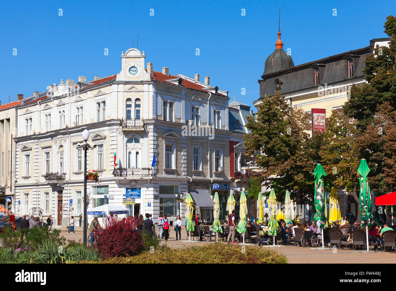 Ruse, Bulgarie - 29 septembre 2014 : Street view avec de simples citoyens marcher sur city square près de la rue Aleksandrovska Banque D'Images