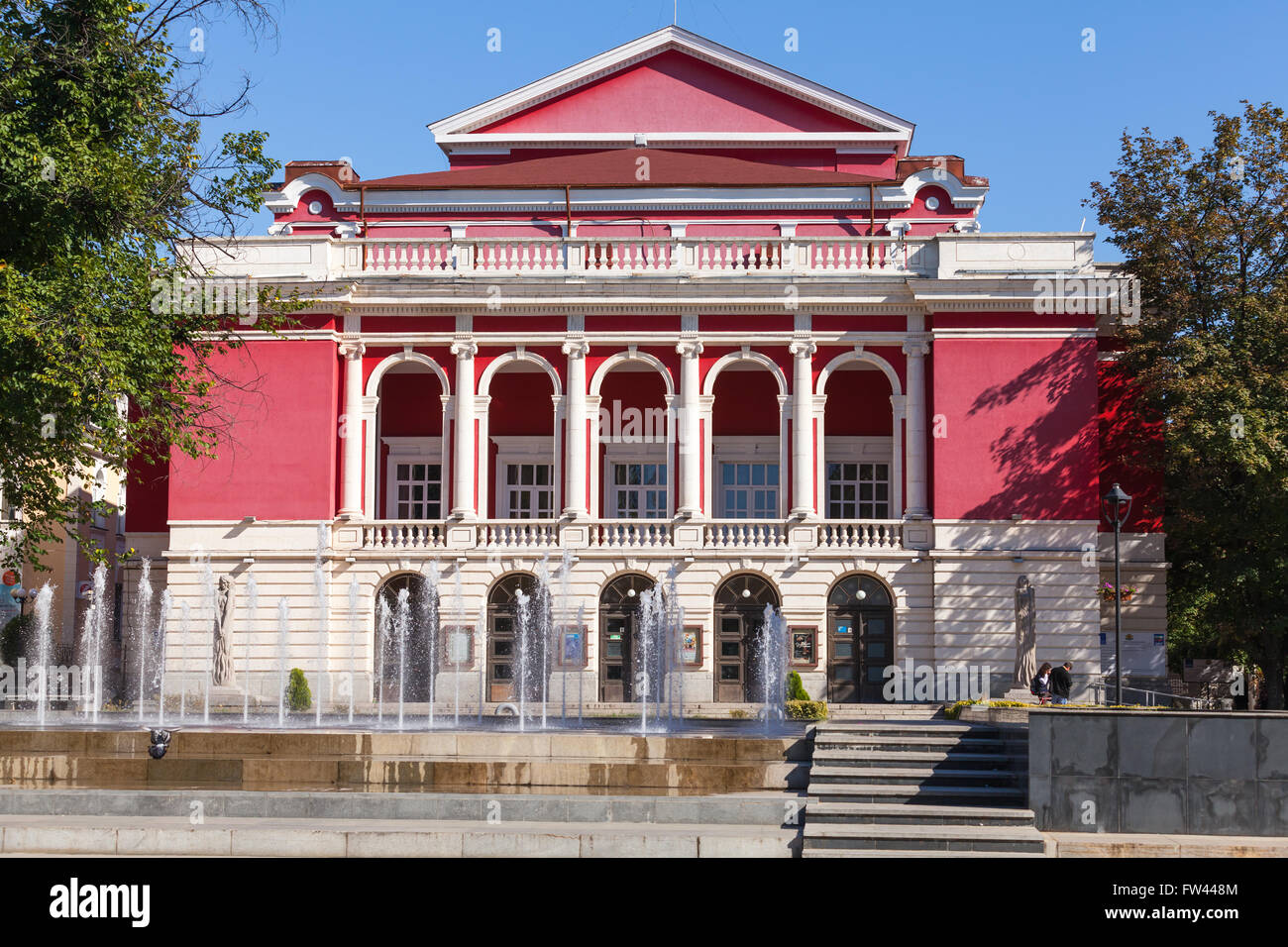 Ruse, Bulgarie - 29 septembre 2014 : Façade de l'Opéra nationale bulgare en Ruse Banque D'Images