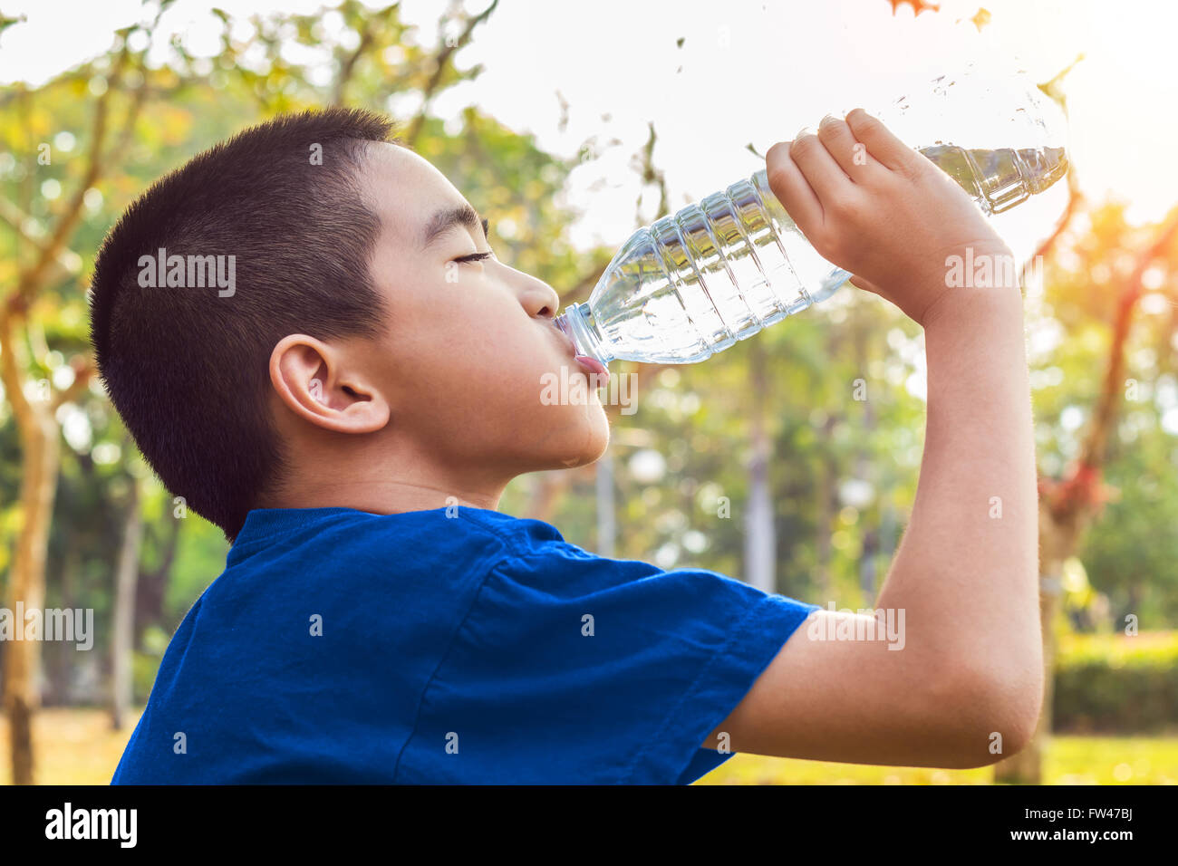 Une photo d'un garçon de la bouteille de l'eau potable Banque D'Images
