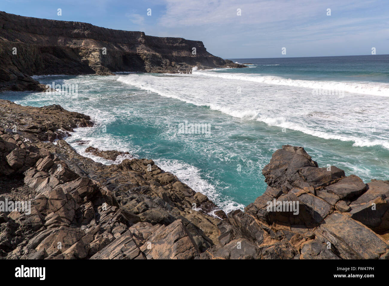 Vagues se brisant dans une petite baie près de Los Molinos, côte ouest de Fuerteventura, Îles Canaries, Espagne Banque D'Images