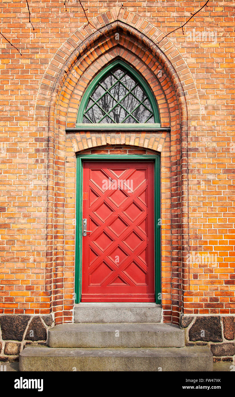 Image de mur en brique rouge avec porte. Banque D'Images