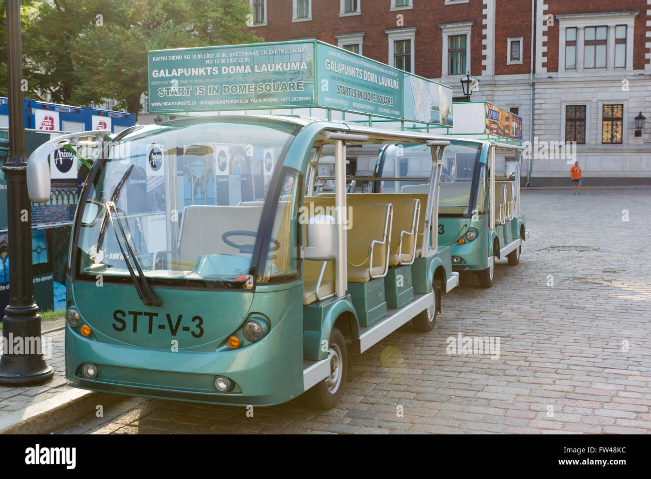 Riga, Lettonie - Août 05, 2015 : Open tour bus pour vous déplacer dans la partie historique de Riga. Banque D'Images