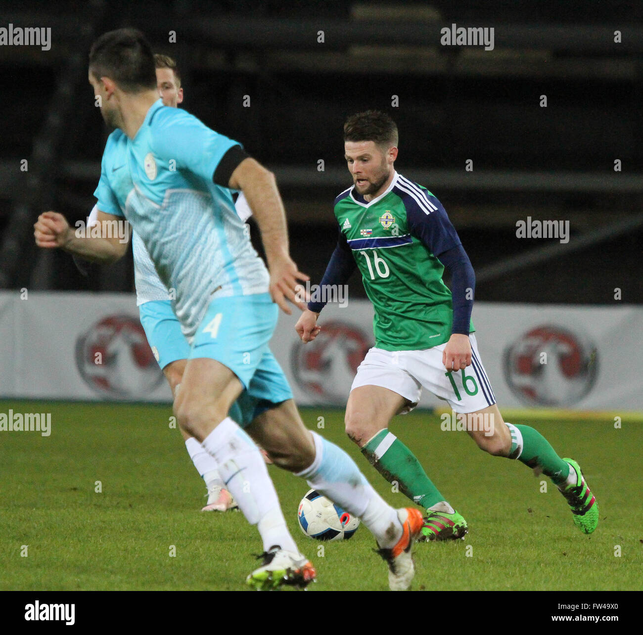 28 mars 2016 - défi international de Vauxhall (Friendly). L'Irlande du Nord 1 Slovénie 0. Oliver Norwood (16), des pauses de l'avant pour l'Irlande du Nord. Banque D'Images