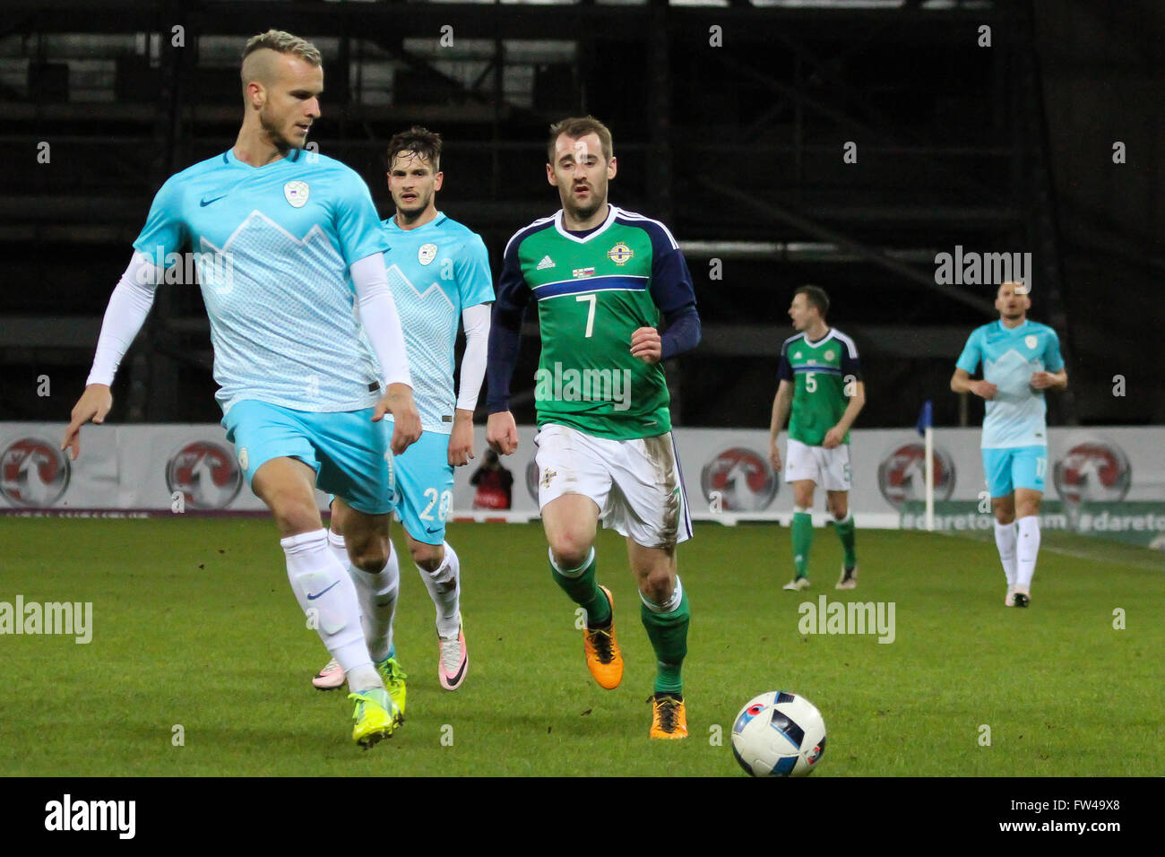 28 mars 2016 - défi international de Vauxhall (Friendly). L'Irlande du Nord 1 Slovénie 0. Niall McGinn (7) ferme la défense slovène. Banque D'Images