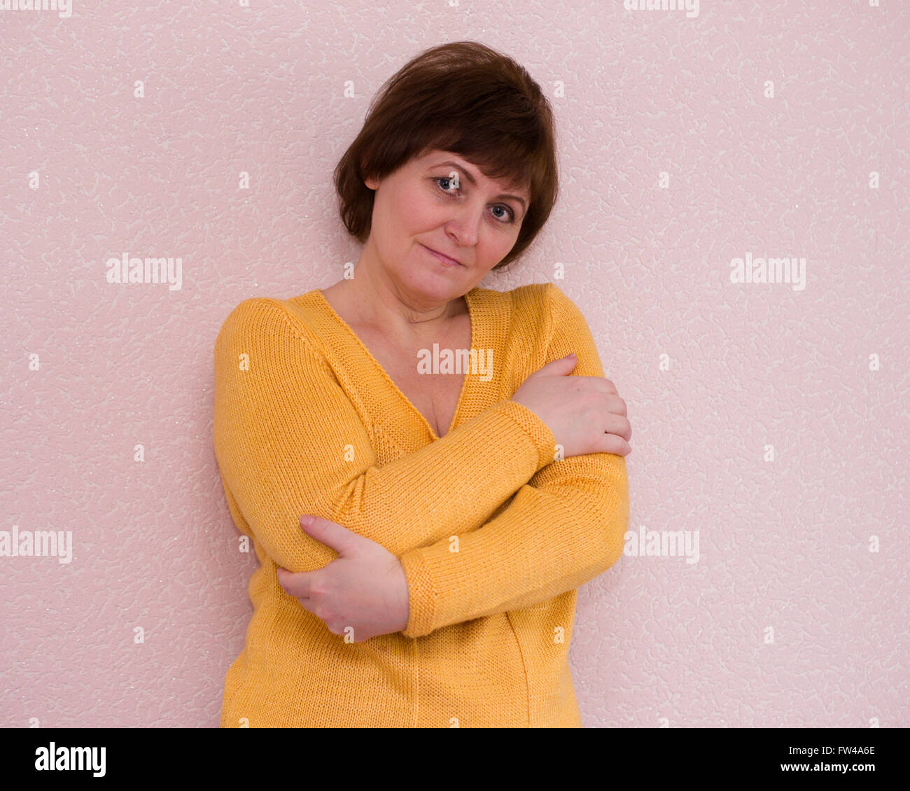 Portrait of attractive young sad woman, looking at camera Banque D'Images