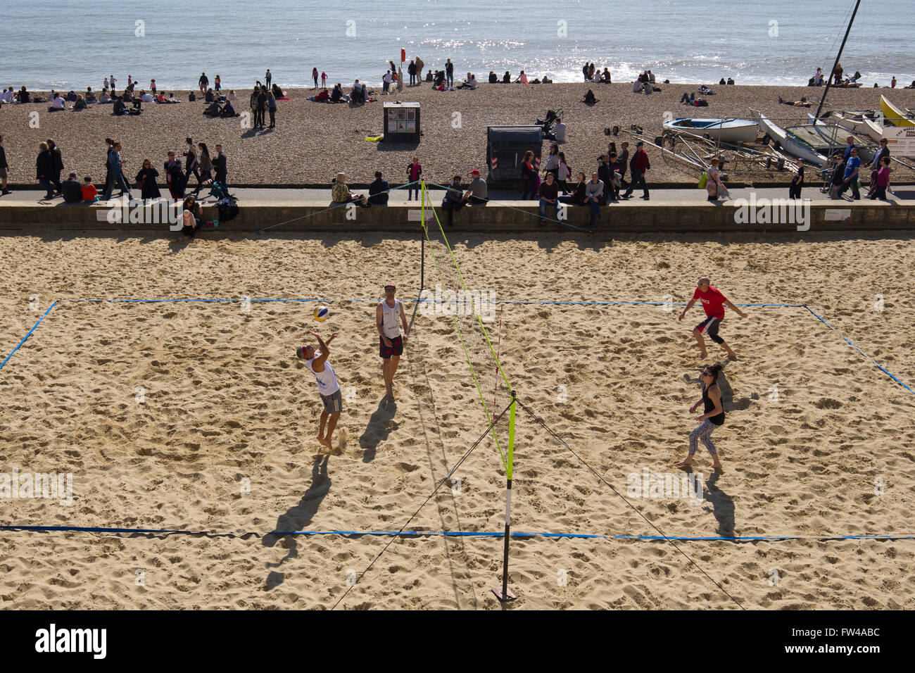 Les gens jouer au volley-ball dans le sable sur la plage de Brighton. 2016. Banque D'Images