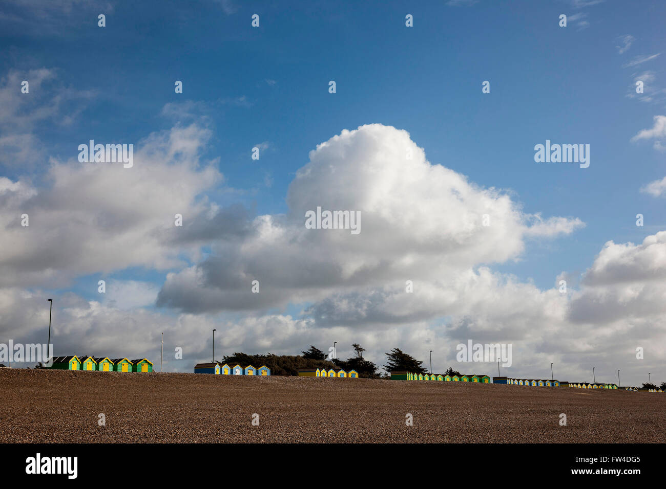 Cabines de plage sous un ciel dramatique à Littlehampton West Sussex Banque D'Images
