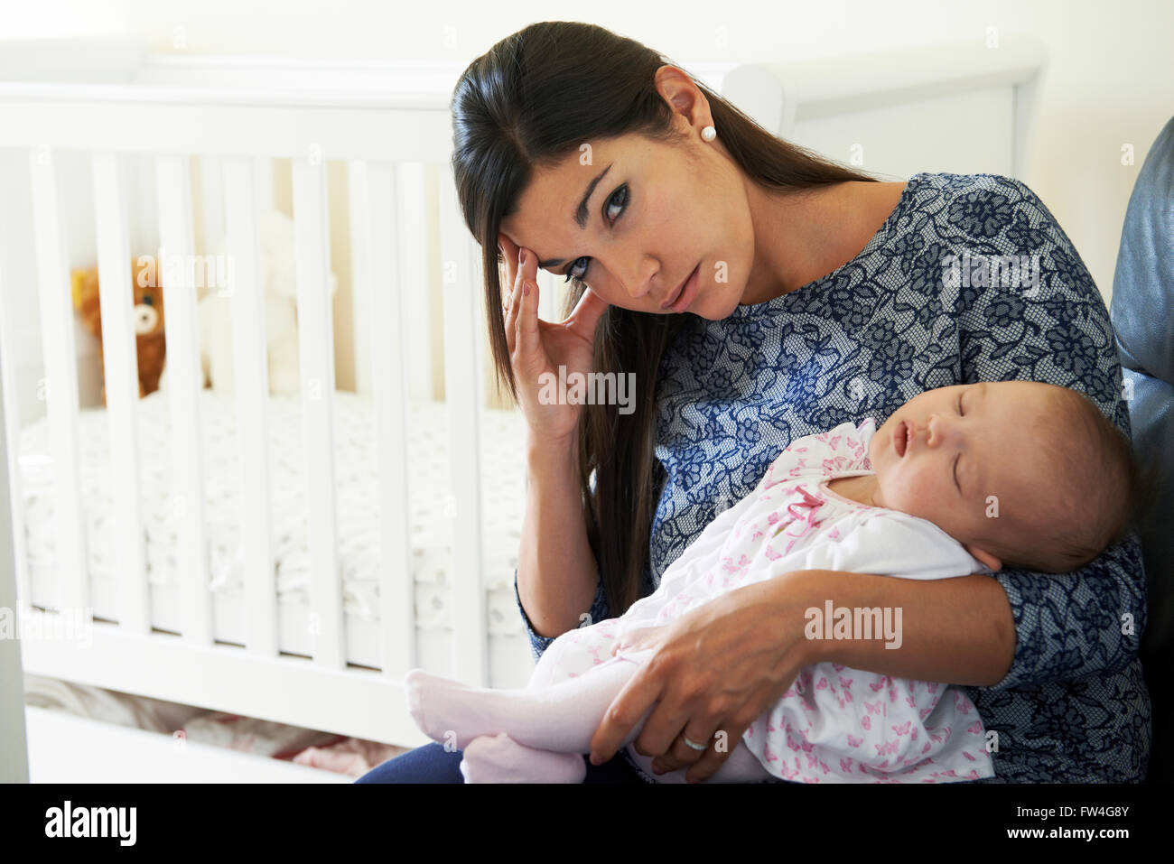 Fatigué mère souffrant de dépression post-natale Banque D'Images
