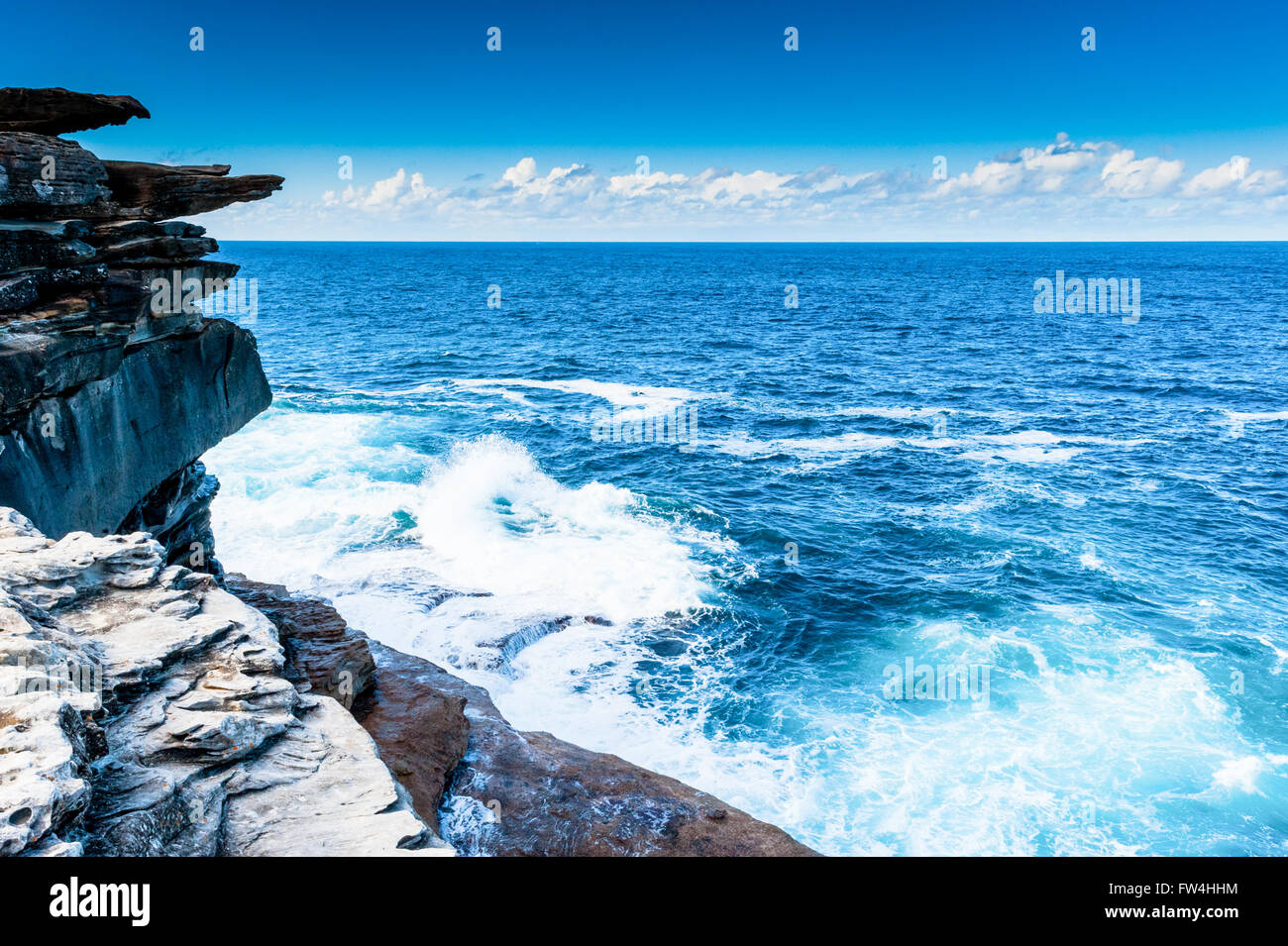 Formations rocheuses érodées par le vent et l'eau le long de la côte de bondi à Coogee falaise à pied dans les banlieues est de Sydney en Australie. Banque D'Images