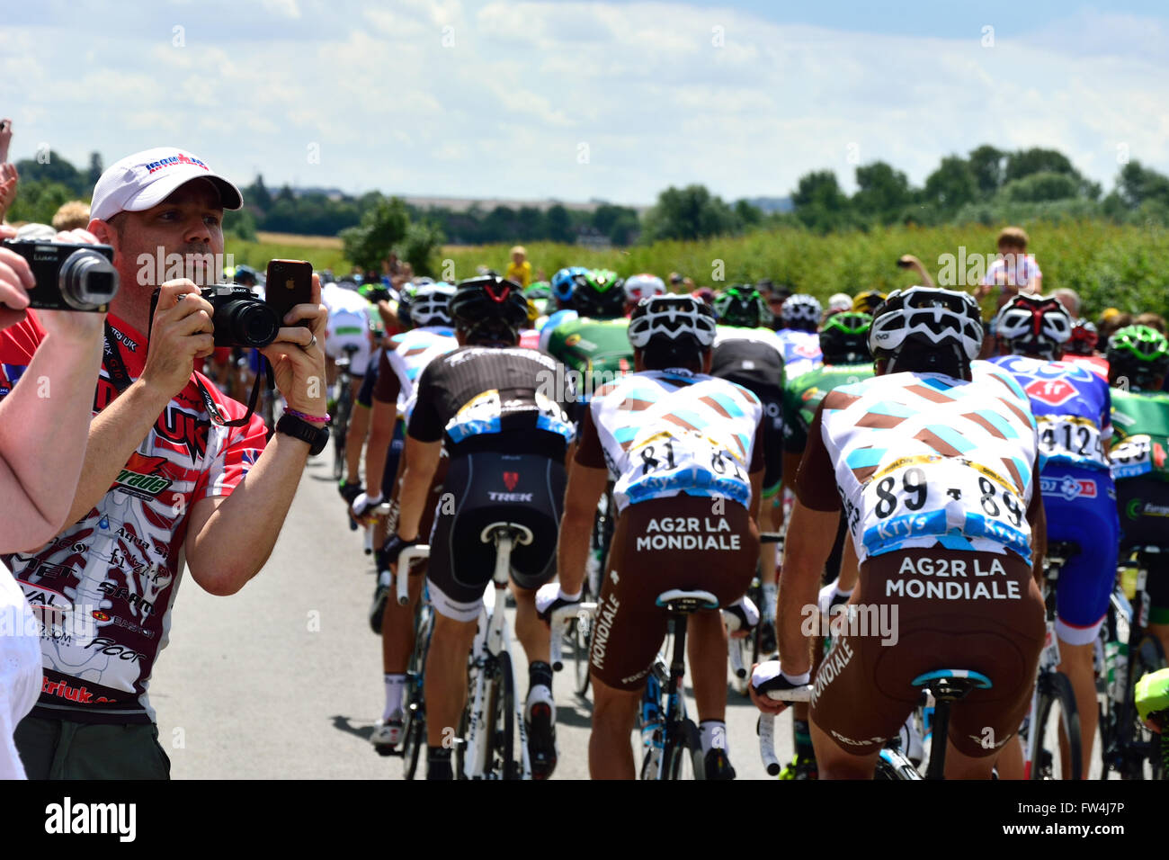 PAMPISFORD, FRANCE - Le 7 juillet 2014 Tour de France 2014 Étape 3 (Cambridge à Londres) avec les spectateurs à prendre des photos Banque D'Images