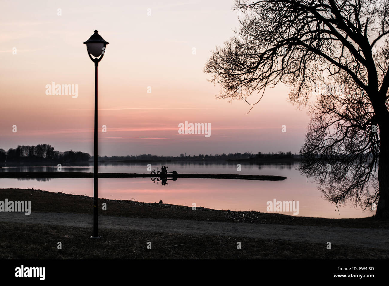 Couple enjoying sunset Banque D'Images