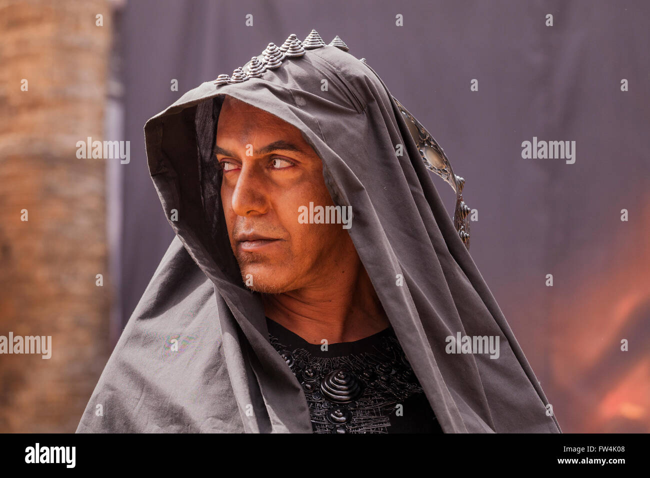 Acteur avec les verres de contact et capot noir jouant Satan dans la Passion Play, Adeje, Tenerife, Canaries, Espagne. Representacio Banque D'Images