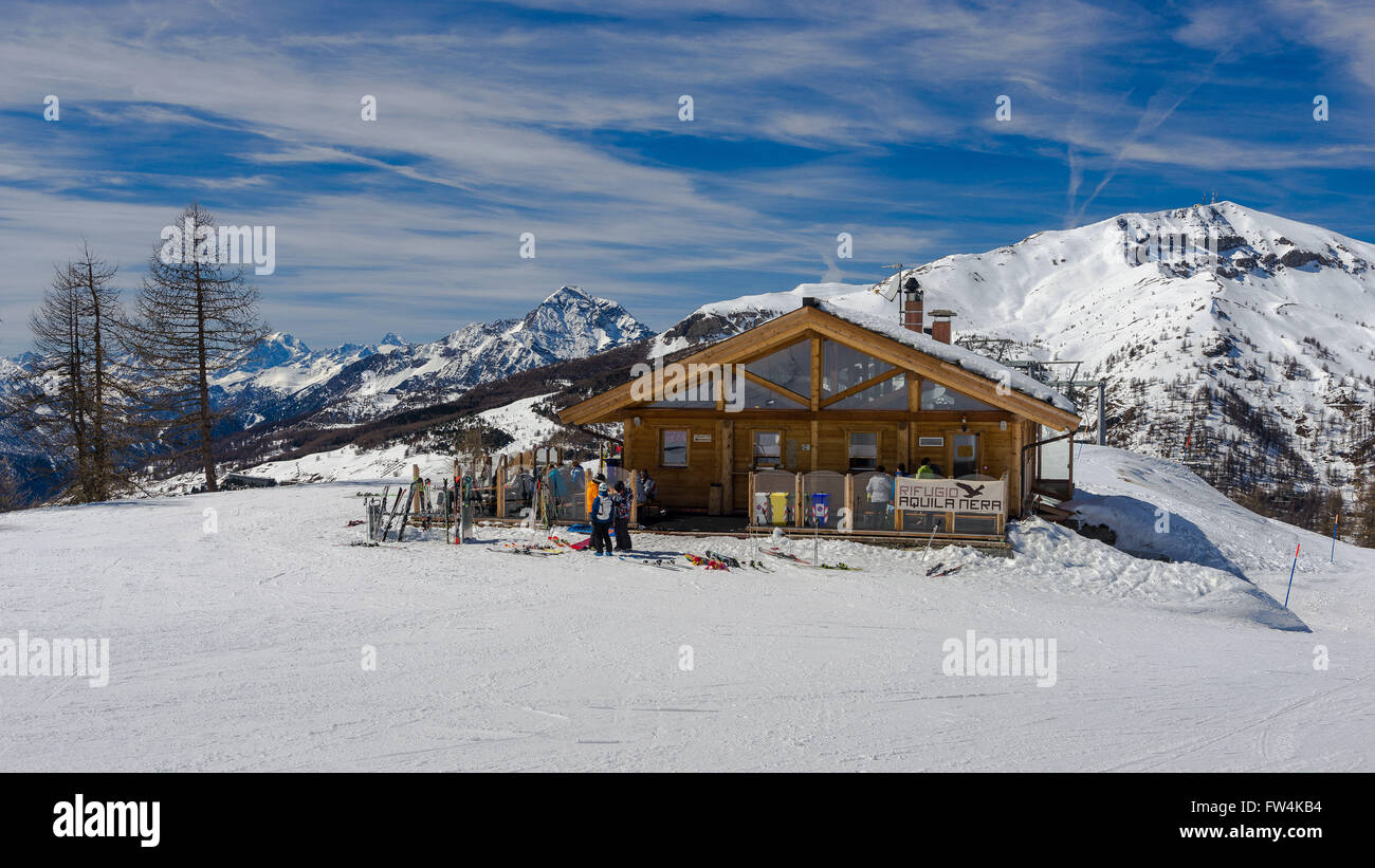 Refuge De Montagne Sur Les Pistes De Sestriere Dans La Voie