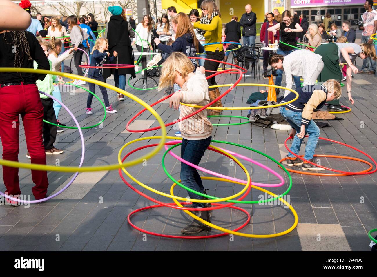 Hula Hoop leçon groupe de masse fun fille femme Banque D'Images
