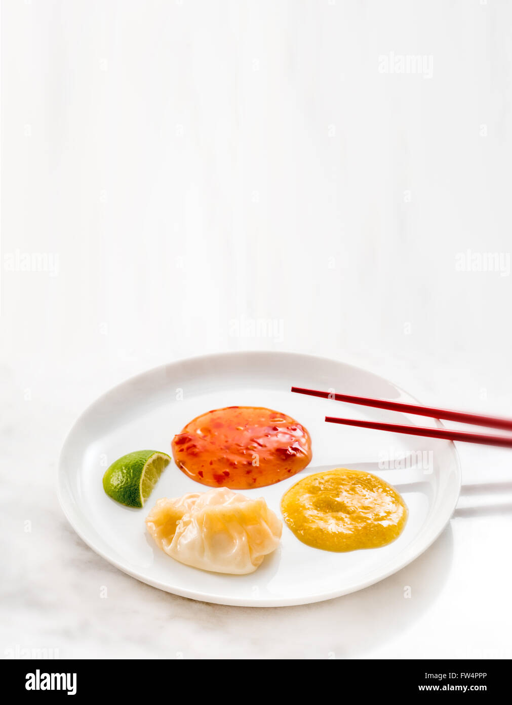 Jiaozi raviolis chinois farcis nourriture exotique chinois asiatique l'Asie des baguettes. Bien épicé, différent, unique pour les célibataires, des aliments de préparation rapide Banque D'Images