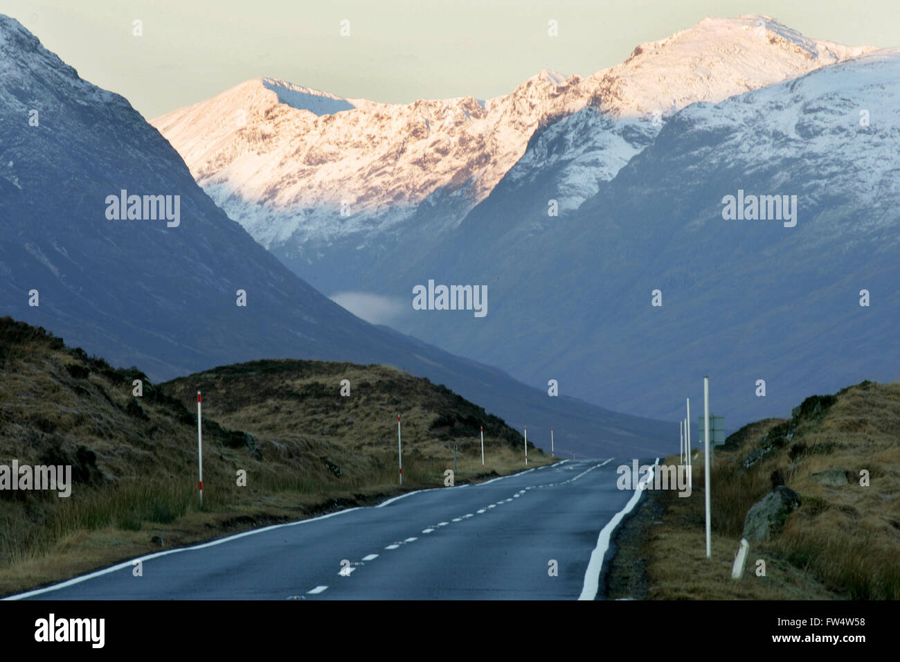 Route en direction de Glen Coe en Écosse Banque D'Images