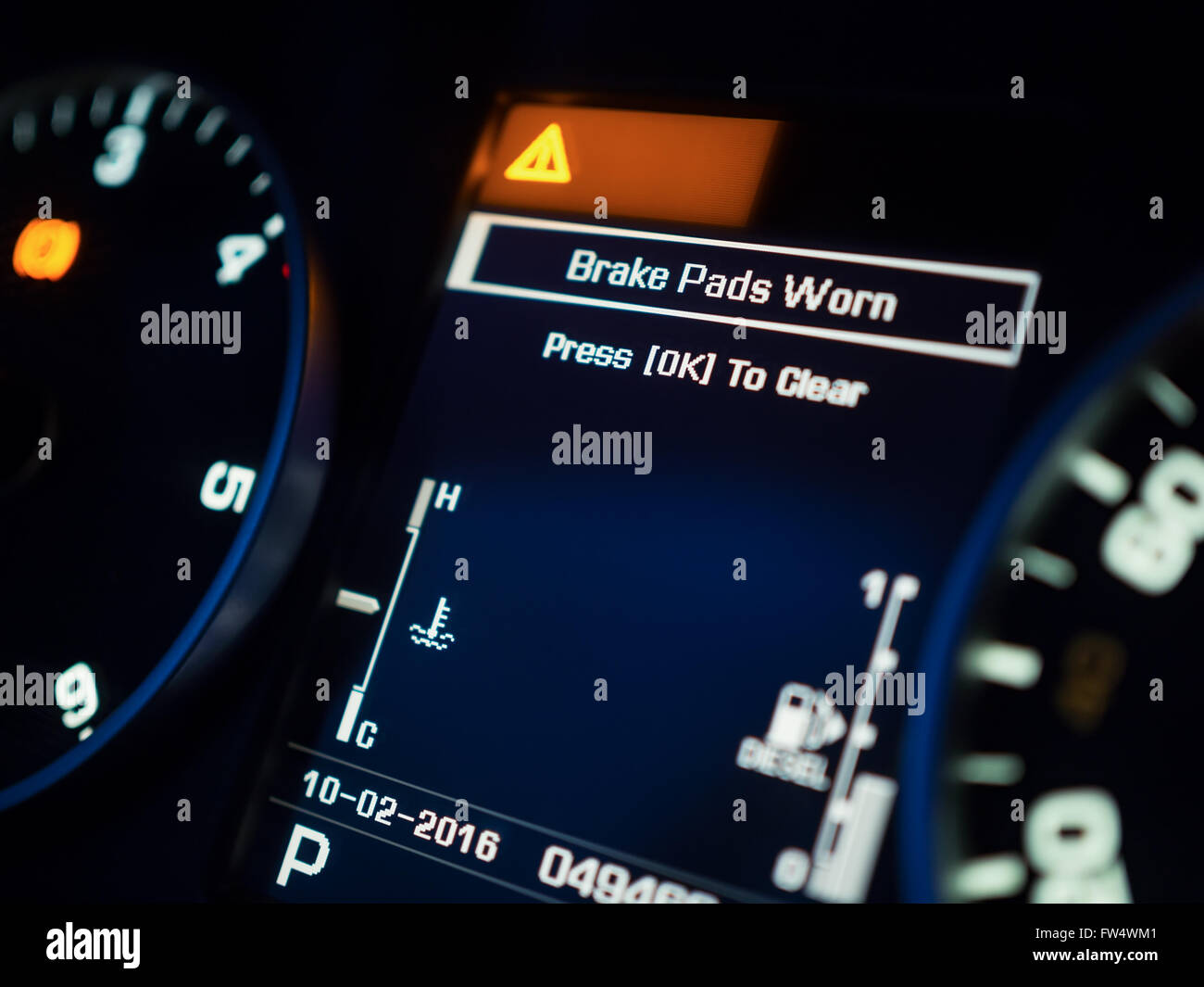 Avertissement de l'usure des plaquettes de frein sur un tableau de bord, faible profondeur de champ Banque D'Images