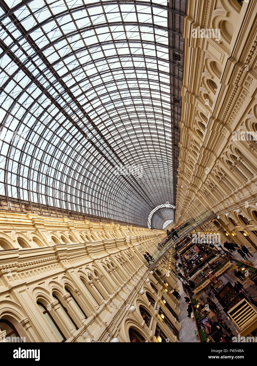 Moscou, Russie - le 21 février 2016 : les trottoirs à l'intérieur du grand magasin GUM. Banque D'Images