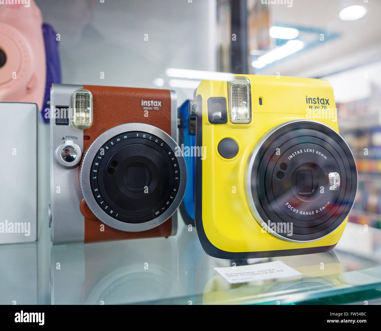 GUM Boutique, Moscou, Russie - le 21 février 2016 : Showcase avec appareils photo Fujifilm Instax Banque D'Images