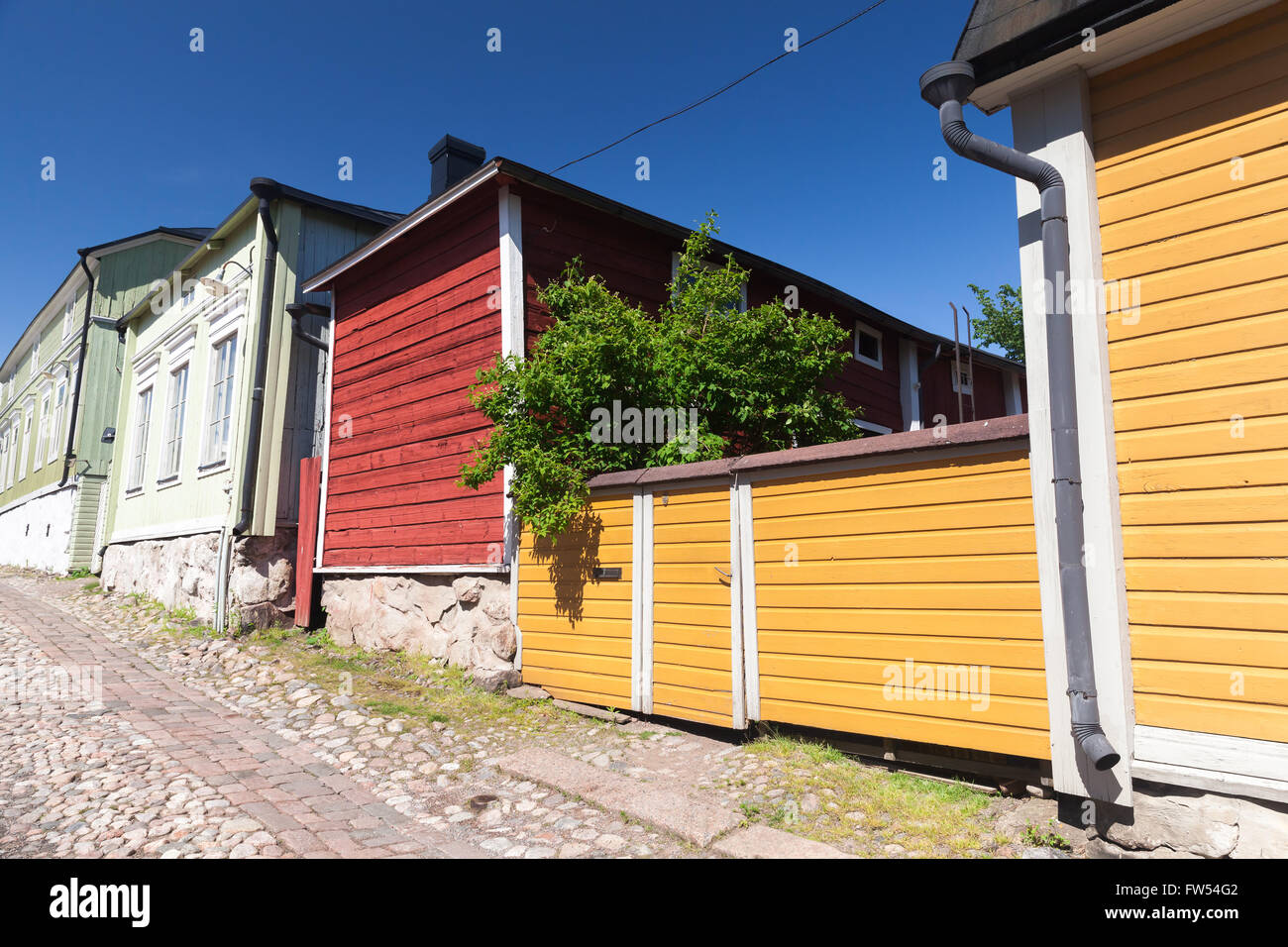 Vue sur la rue historique de Porvoo en Finlande, façades colorées de maisons individuelles en bois Banque D'Images