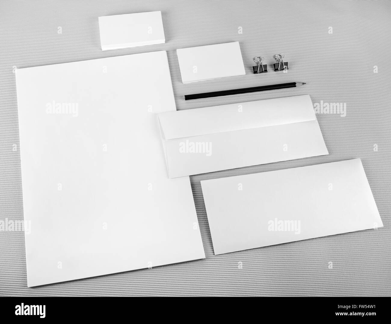 Photo de l'ensemble de la papeterie en blanc sur fond gris. Modèle pour l'identité de marque. Maquette d'identité. Banque D'Images