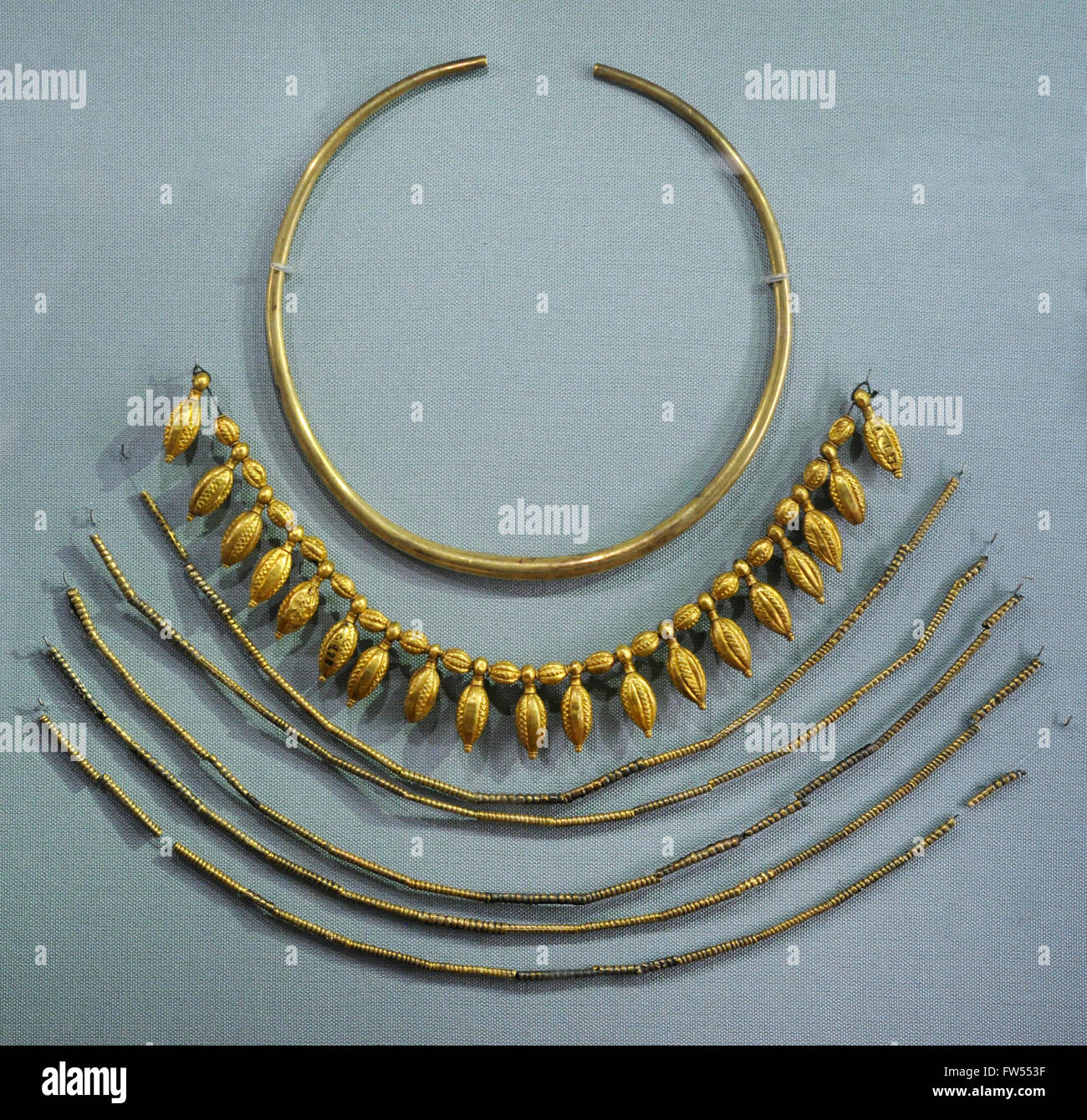 Osroene Royaume. Couple au 5ème siècle B.C., collier avec pendentifs collier et de cinq cordes avec soixante-cinq perles. L'or. Garrot d Semibratniy 2. Péninsule de Taman. Le Musée de l'Ermitage. Saint Petersburg. La Russie. Banque D'Images